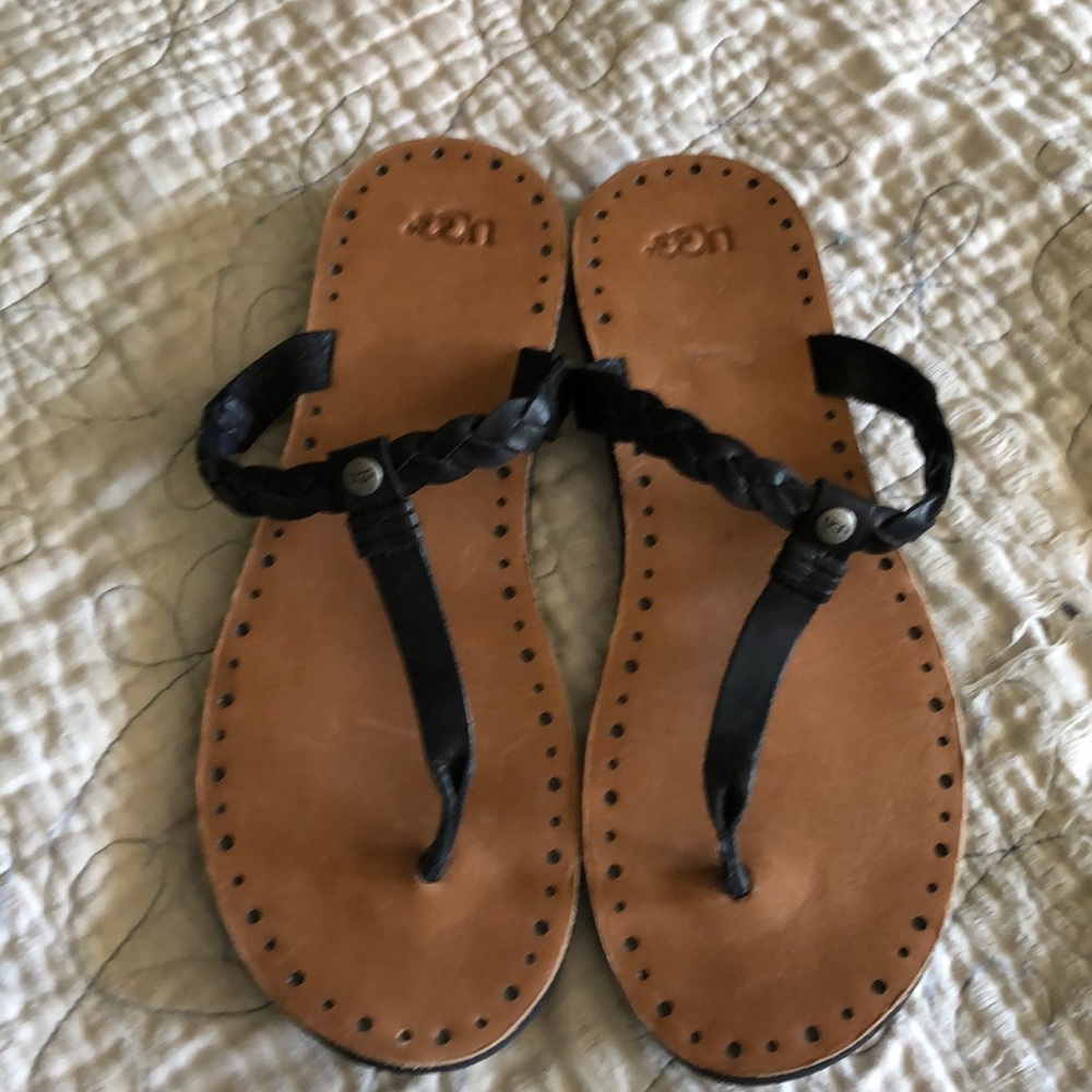 Perfect condition UGG leather sandals, flipflops.